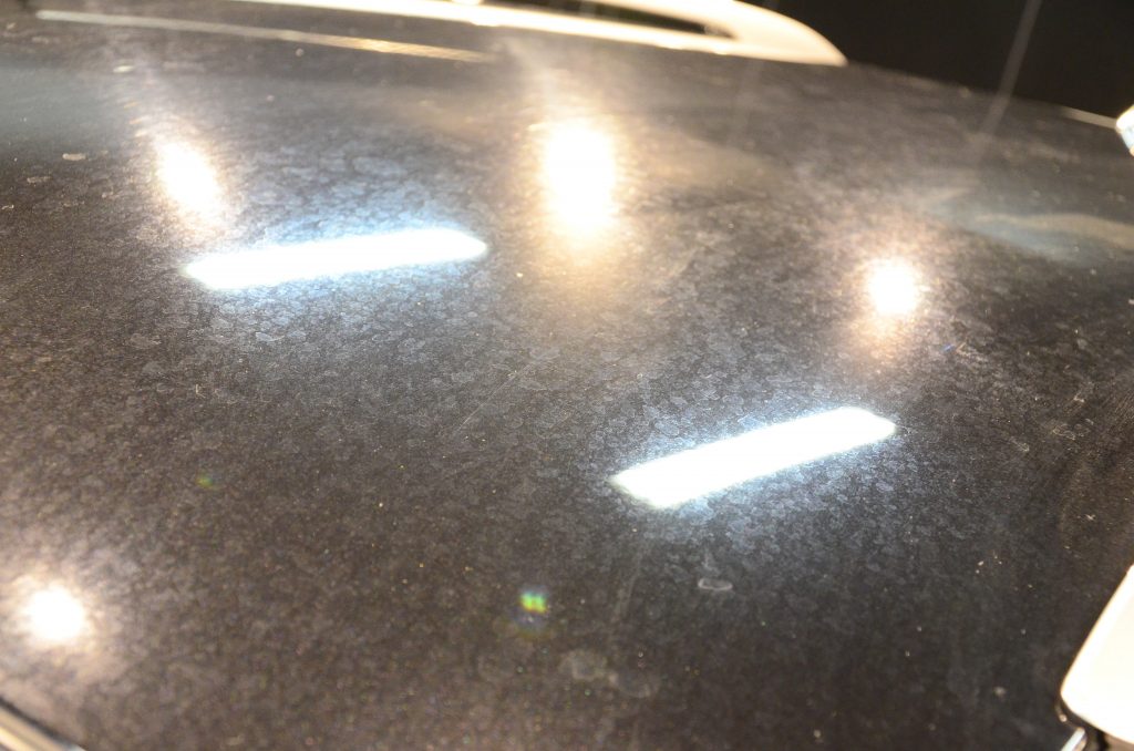 強い光に照らされて浮き出た車の塗装面のイオンデポジット（輪状のシミ）