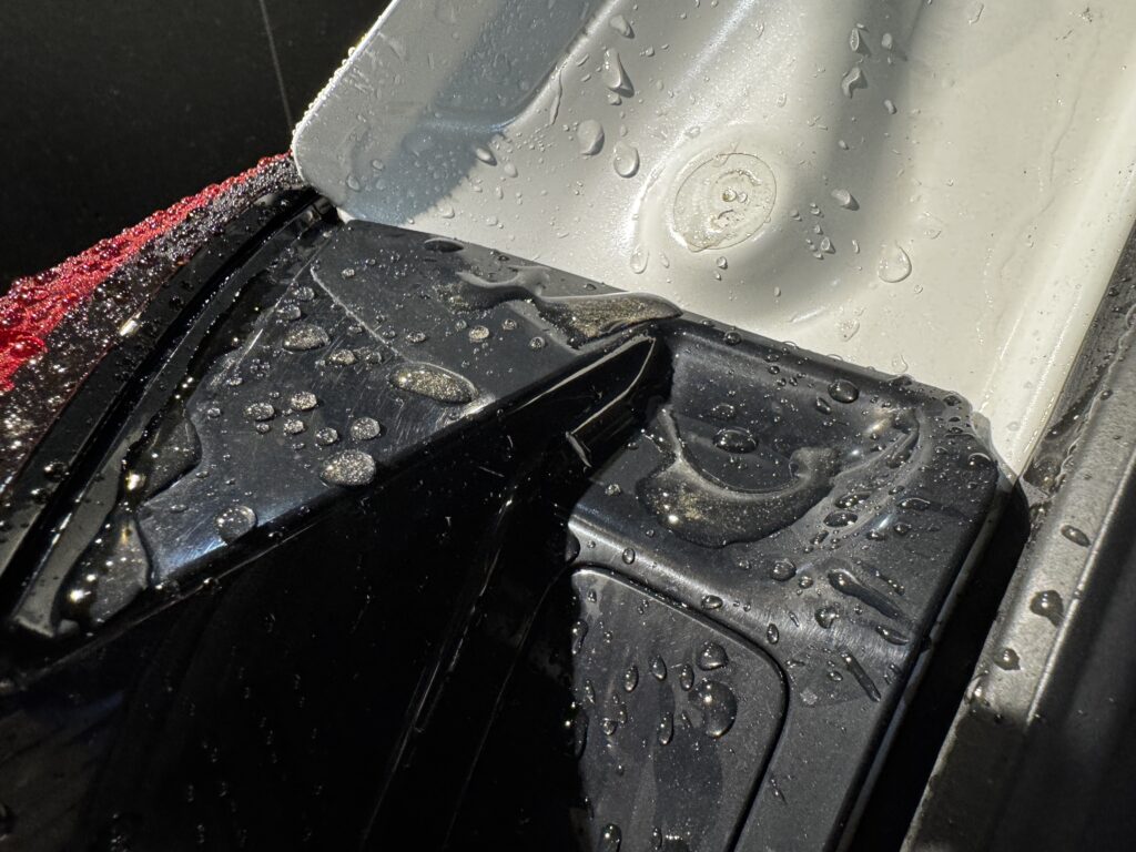 「車のドアヒンジ・開口部に堆積した黄砂混じりの頑固な汚れ。塗装の腐食や固着の原因となる危険な汚れを、プロのディテーリング技術で細部まで徹底洗浄する前の様子。」